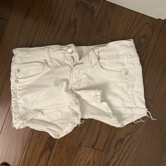 WHITE AMERICAN EAGLE LOW RISE JEAN SHORTS